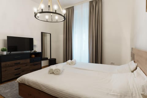 Bed, TV and multimedia, Bedroom, towels