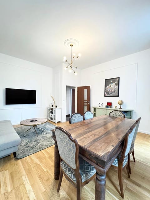 Communal lounge/ TV room, TV and multimedia, Living room, Seating area, Dining area