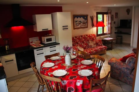 TV and multimedia, Kitchen or kitchenette, Living room, Food and drinks, Seating area, Dining area, Food, minibar, oven, stove