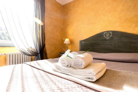 Bed, Bedroom, towels