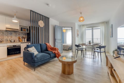 Kitchen or kitchenette, Living room, Seating area, stove