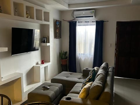 Communal lounge/ TV room, TV and multimedia, Living room, Seating area, air conditioner
