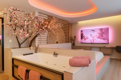 Bed, Bathroom, TV and multimedia, Bath