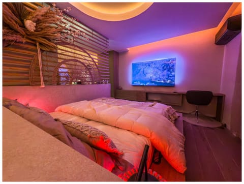 Bed, TV and multimedia, Photo of the whole room, Bedroom