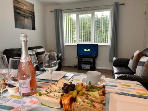 TV and multimedia, Food and drinks, Dining area, Food, Lunch, Drinks, Alcoholic drinks