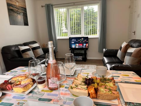 Food and drinks, Dining area, Diving, Food