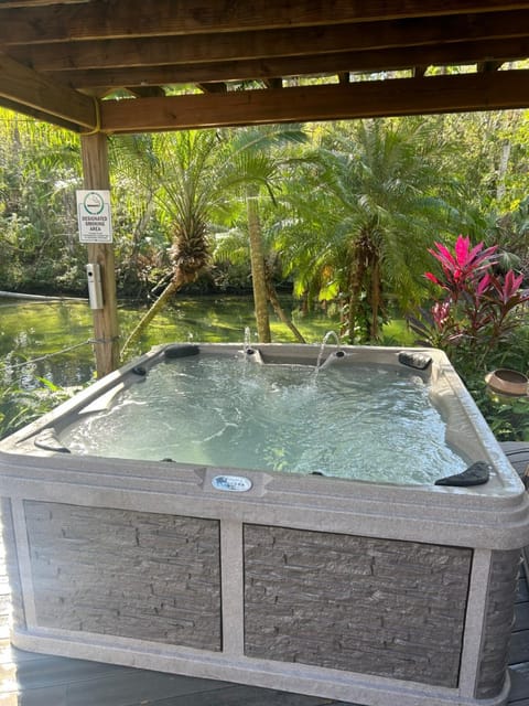 Main River Retreat hot tub, canoe with trolling motor Villa in Spring Hill