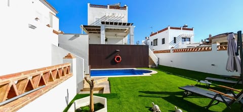 Property building, Day, Garden, Garden, Garden view, Pool view, Swimming pool, Swimming pool, sunbed