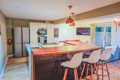 Communal lounge/ TV room, TV and multimedia, Kitchen or kitchenette, Living room, Seating area, Dining area, Evening entertainment, minibar, oven