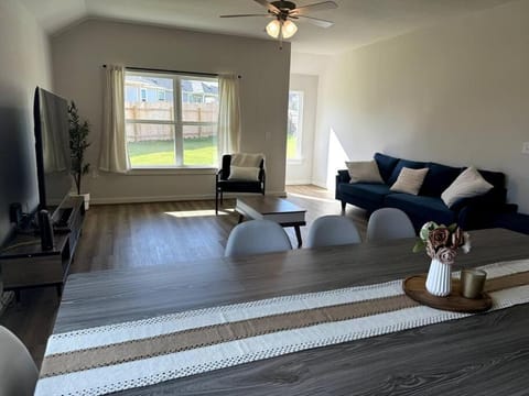 TV and multimedia, Living room, Seating area, Evening entertainment