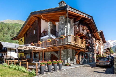Property building, Facade/entrance, Summer