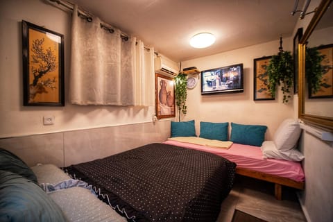 Bed, TV and multimedia, Living room, Photo of the whole room, Bedroom