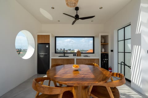 Kitchen or kitchenette, Dining area