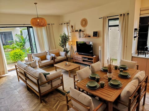 Living room, Seating area, Dining area