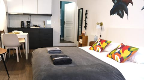 Bed, Night, People, Coffee/tea facilities, Photo of the whole room, Decorative detail, Bedroom, Street view, Breakfast, furniture, internet, storage, toaster, towels, kitchen
