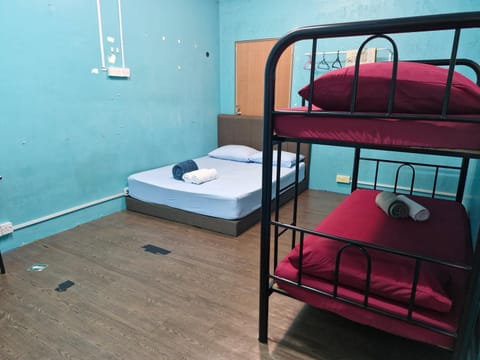 Bed, Photo of the whole room, bunk bed, towels