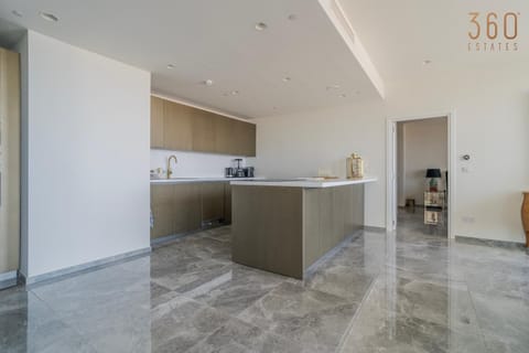 Kitchen or kitchenette, minibar