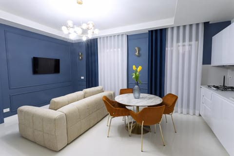 TV and multimedia, Kitchen or kitchenette, Living room, Seating area, Dining area
