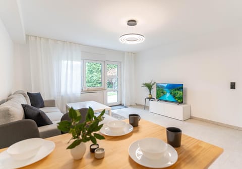 TV and multimedia, Living room, Seating area, Dining area