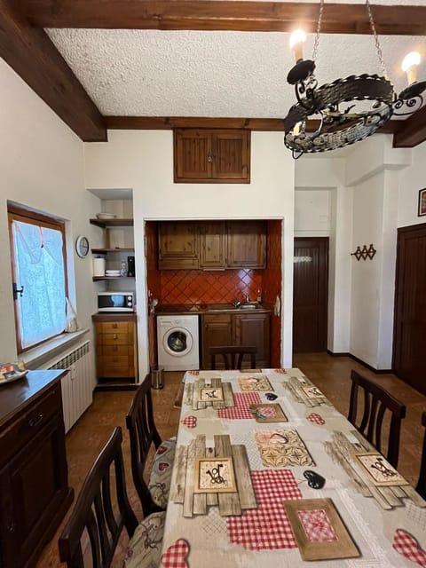 Kitchen or kitchenette, Seating area, Dining area, washing machine