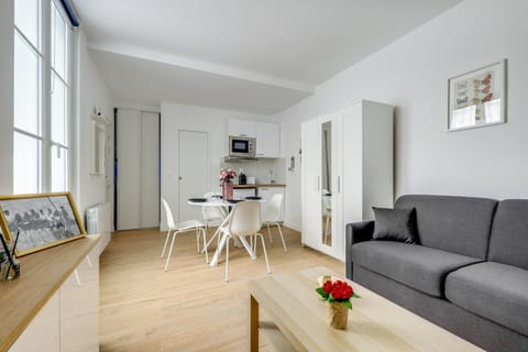 Kitchen or kitchenette, Living room, Seating area, Dining area