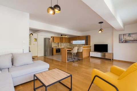 TV and multimedia, Kitchen or kitchenette, Living room, Seating area, Dining area