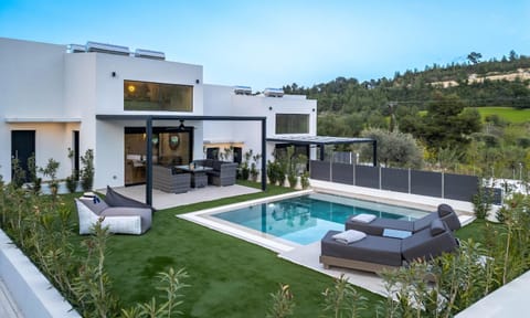 Property building, Patio, Day, Garden, Garden view, Pool view, Swimming pool, sunbed