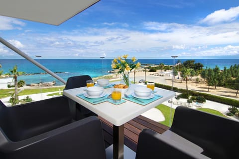 Balcony/Terrace, Seating area, Dining area, Beach, Sea view