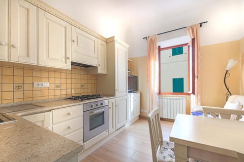 TV and multimedia, Kitchen or kitchenette, Dining area, oven, stove