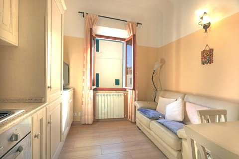 Kitchen or kitchenette, Living room, Seating area, stove