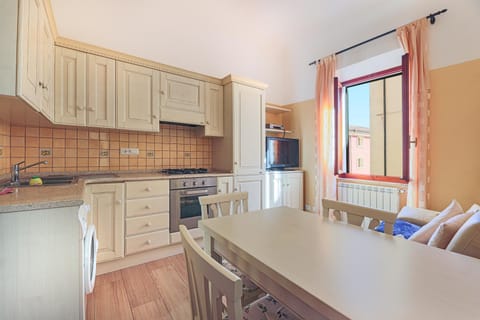 Kitchen or kitchenette, Dining area, oven, stove