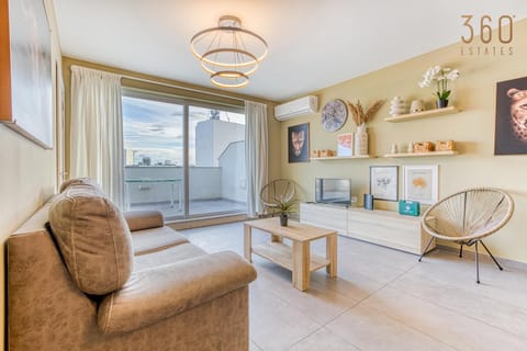 Natural landscape, TV and multimedia, Kitchen or kitchenette, Living room, Seating area