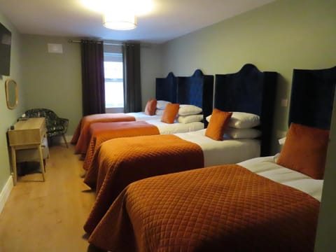 Bed, TV and multimedia, Seating area, Bedroom