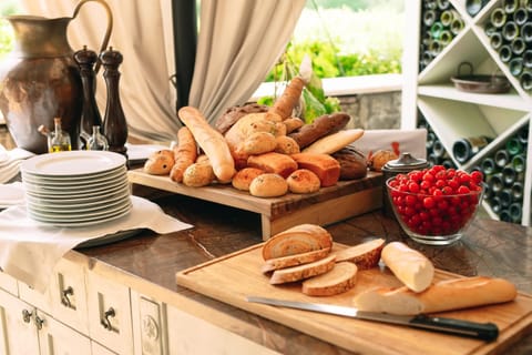 Kitchen or kitchenette, Food and drinks, Food, Shopping Area, Breakfast, Breakfast, Continental breakfast, Buffet breakfast