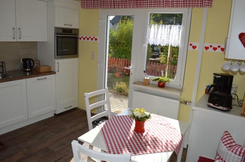Coffee/tea facilities, Dining area, toaster, kitchen