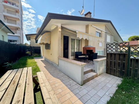 Property building, Facade/entrance, Garden, Balcony/Terrace, Garden view