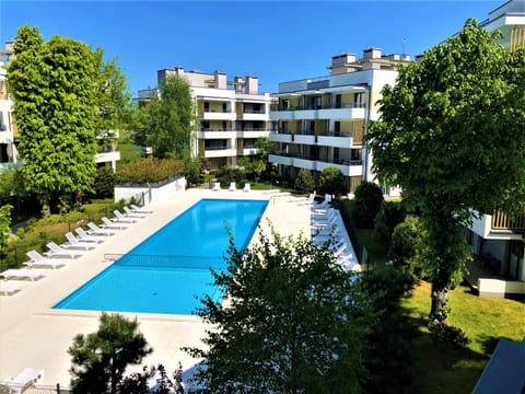 Day, Swimming pool