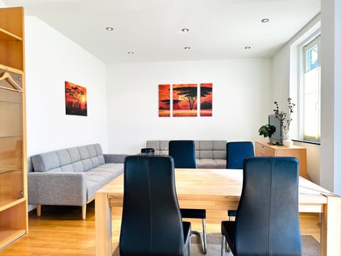 TV and multimedia, Living room, Photo of the whole room, Seating area, Dining area