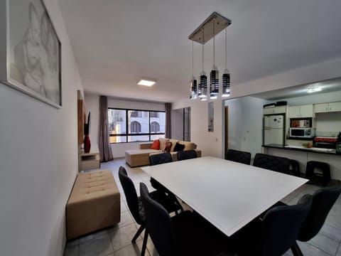 TV and multimedia, Kitchen or kitchenette, Living room, Seating area, Dining area