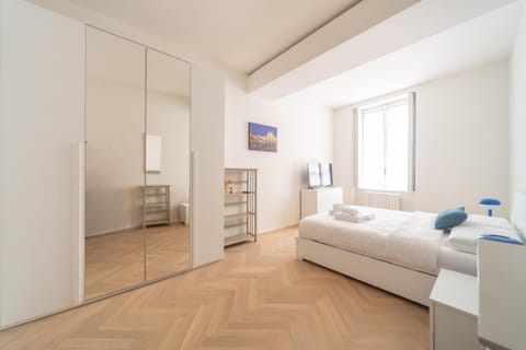 Charming 2-Bedroom Apartment in Milanese Building Apartment in Milan