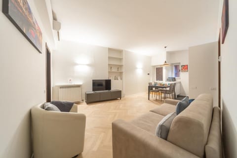 Charming 2-Bedroom Apartment in Milanese Building Apartment in Milan