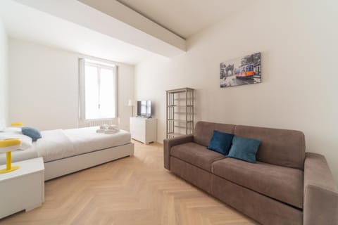 Charming 2-Bedroom Apartment in Milanese Building Apartment in Milan