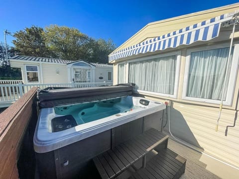 Property building, Hot Tub