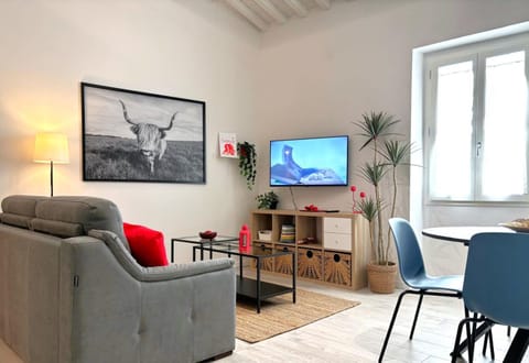 TV and multimedia, Living room, Seating area, Evening entertainment