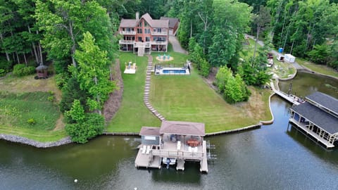 Ultimate LKA Retreat Boatdock Heated Pool Hottub House in Lake Anna