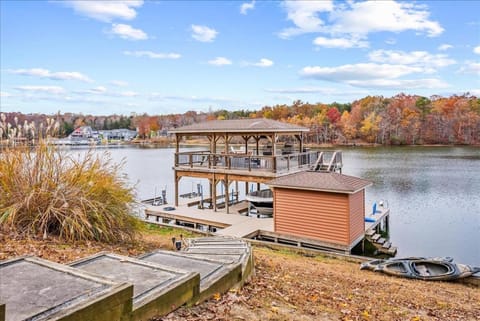 Ultimate LKA Retreat Boatdock Heated Pool Hottub House in Lake Anna