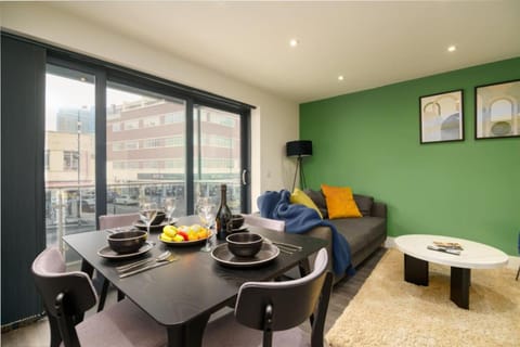 View (from property/room), Living room, Food and drinks, Seating area, Dining area, Food, City view