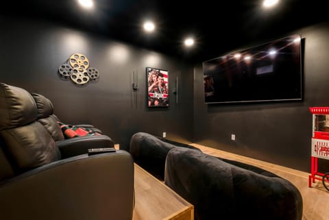 Premier Log Home Theater, Sauna Hot Tub House in Massanutten