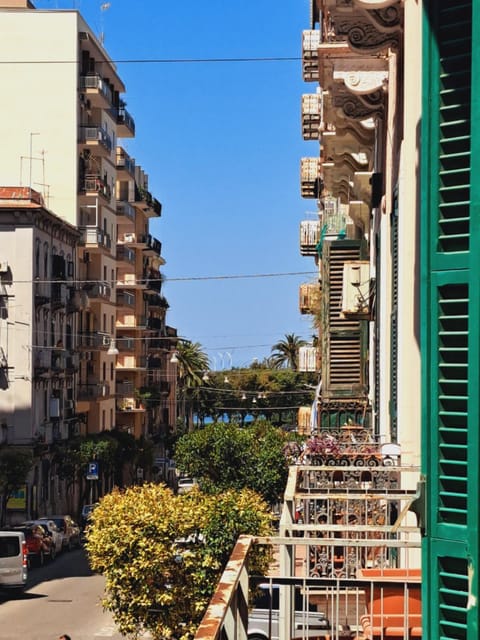 Day, Neighbourhood, City view, Street view, Parking