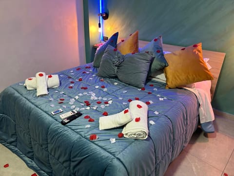 Bed, Photo of the whole room, Bedroom, towels